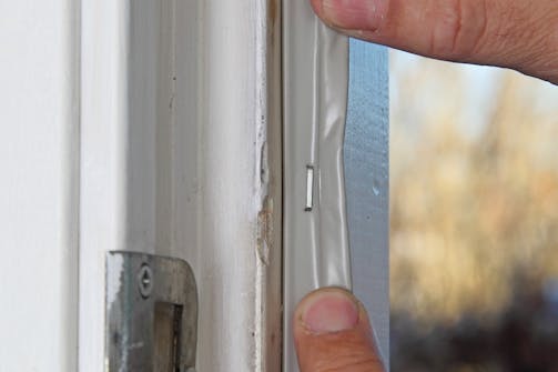 Montering av tetningslister med stifter: Listen styres på plass underveis. Montering av tetningslister med stifter: Listen styres på plass underveis.